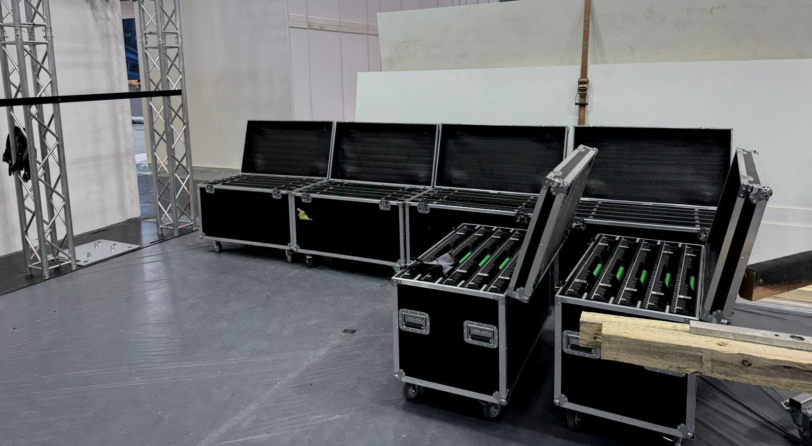 Transportcases mit LED-Modulen in der Messehalle