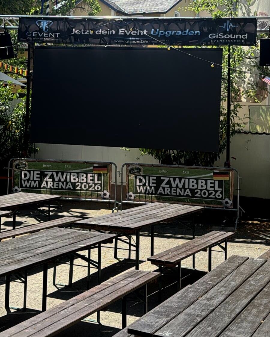 Großbildwand im Traversenrahmen über einem Biergarten